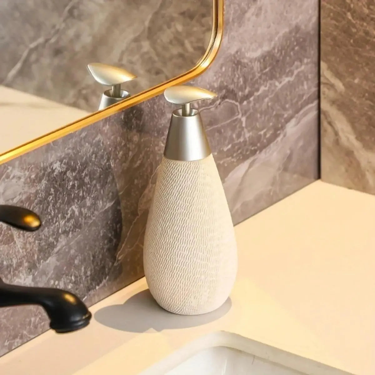 saboneteira-liquida-para-banheiro-em-ceramica-essenza-modernize-foto-saboneteira-em-banheiro-sofisticado