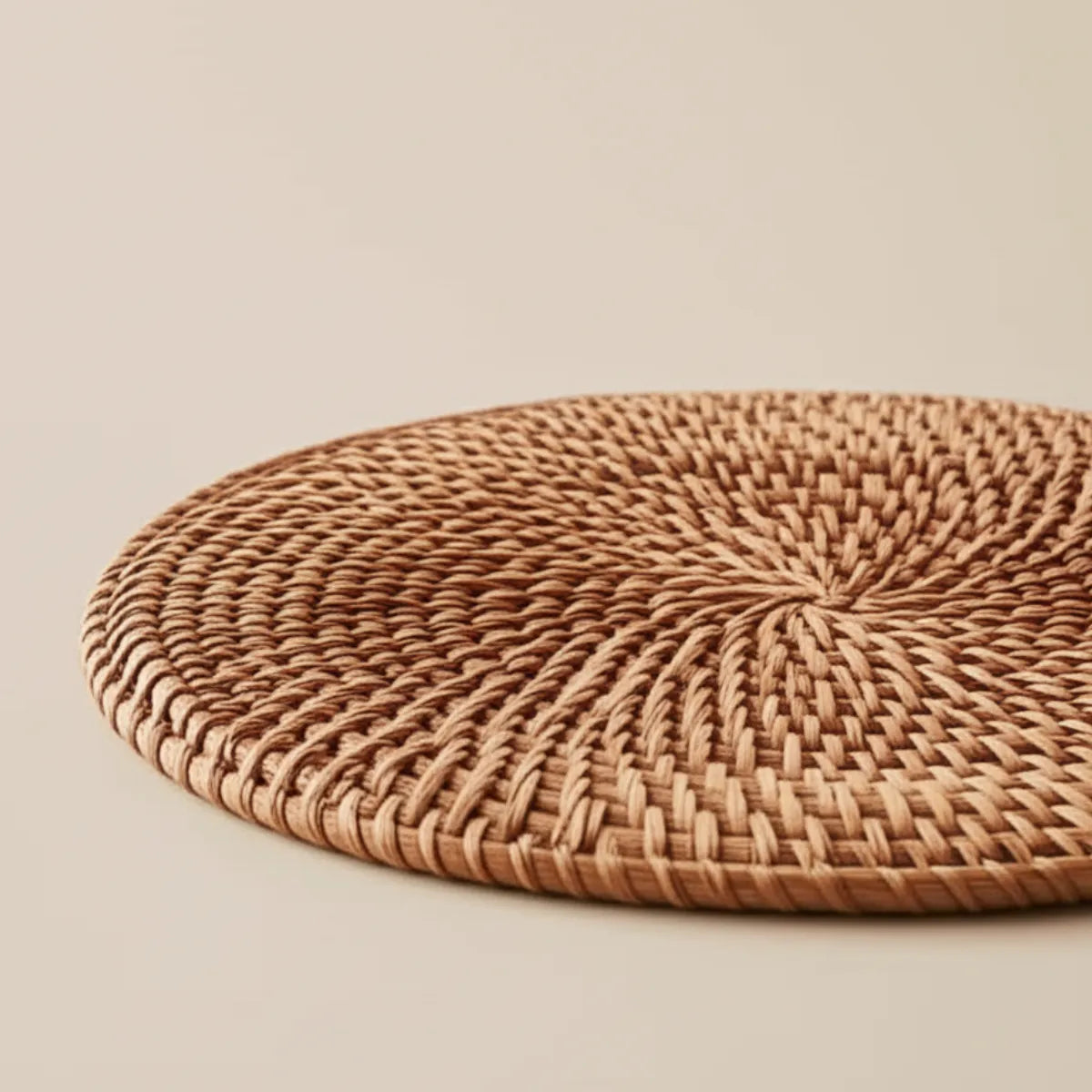 sousplat-para-mesa-posta-de-rattan-artesanal-6-pecas-modernize-foto-detalhe-sousplat-em-fundo-bege-ambiente-claro