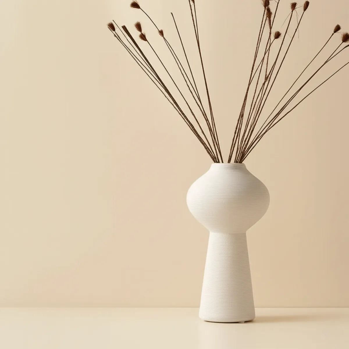 vaso-decorativo-de-ceramica-para-mesa-branco-silhueta-modernize-foto-vaso-frente-com-planta-ambiente-claro-fundo-bege