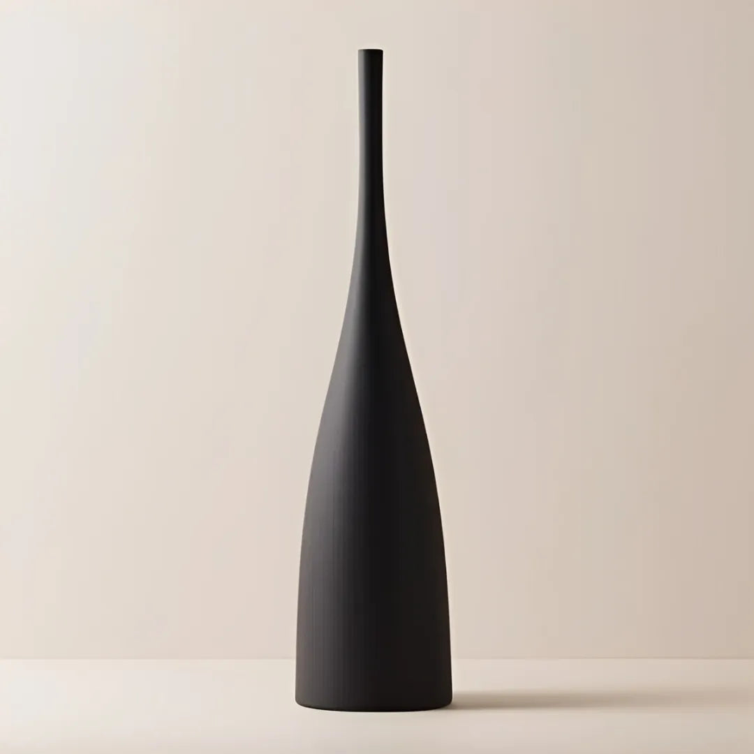 vaso-decorativo-de-ceramica-para-mesa-preto-minimalista-modernize-preto-para-mesa-modernize-foto-vaso-de-ceramica-em-fundo-bege