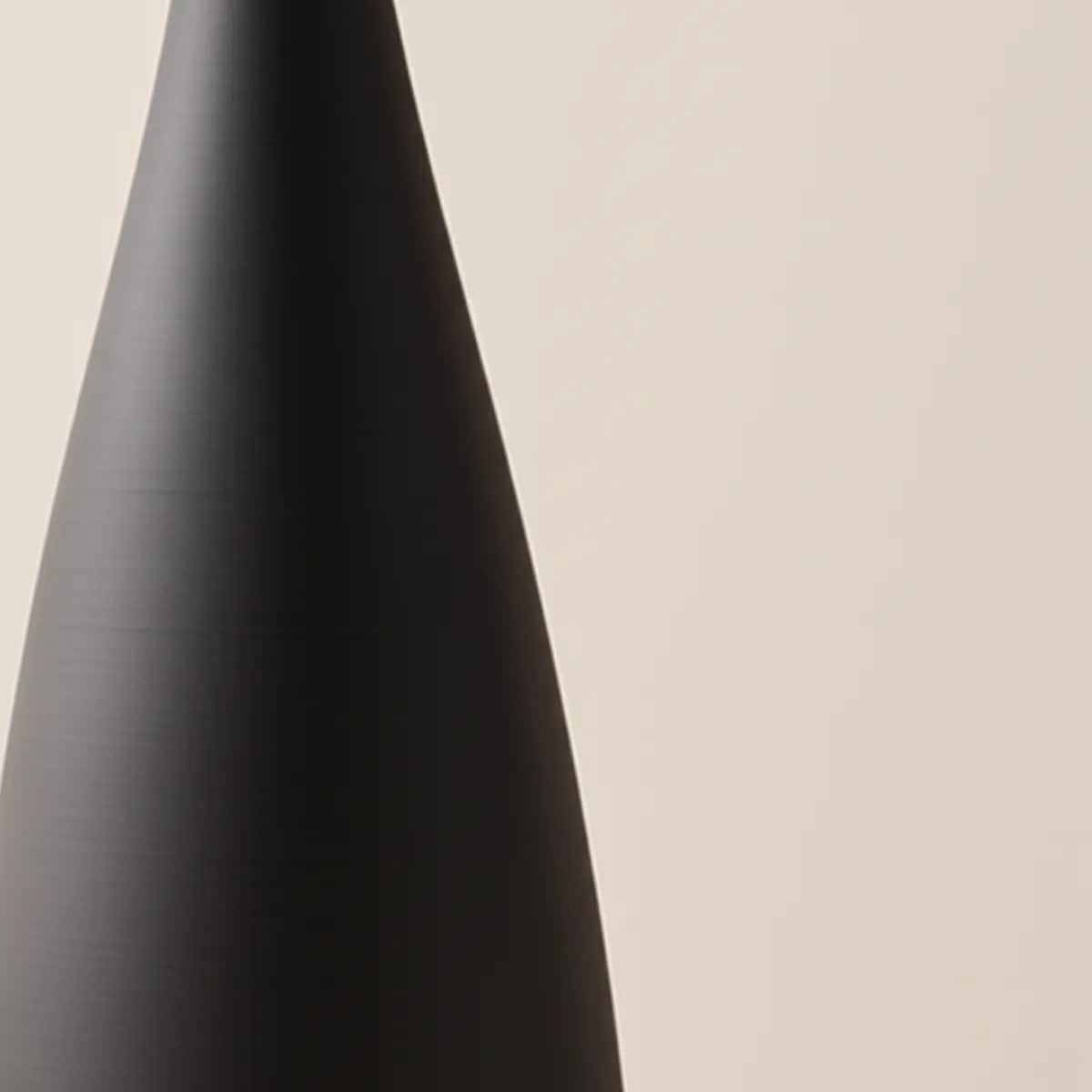 vaso-decorativo-de-ceramica-para-mesa-preto-minimalista-modernize-foto-zoom-vaso-de-ceramica-em-fundo-bege