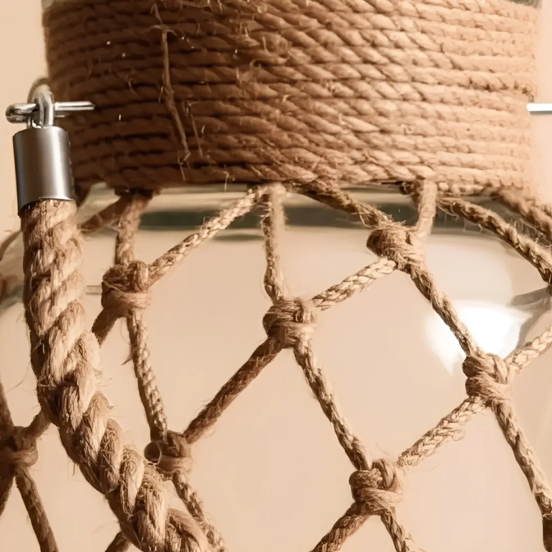 vaso-decorativo-para-mesa-de-vidro-rustico-artesanal-modernize-foto-detalhe-vaso-de-vidro-artesanal-em-fundo-bege