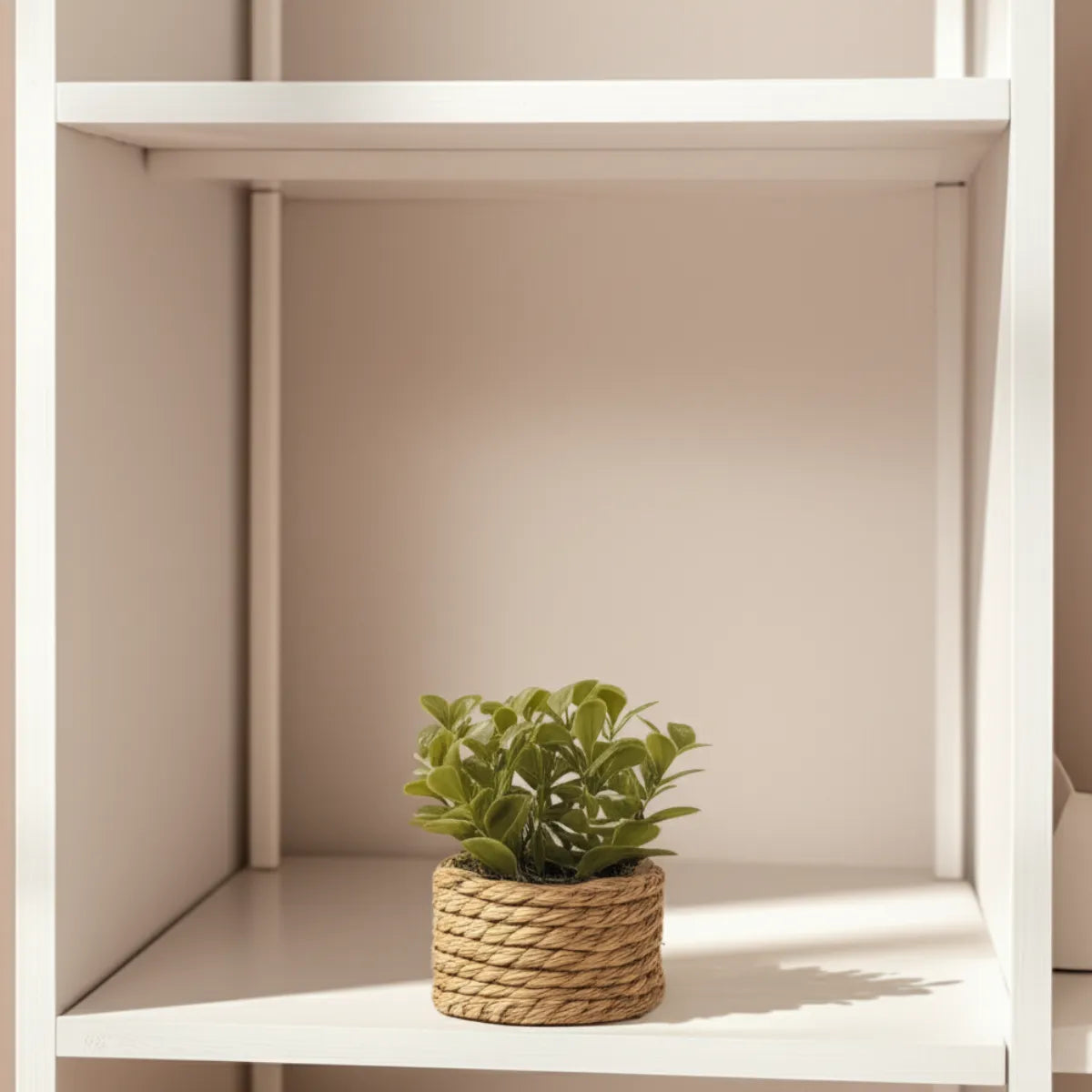 vaso-decorativo-para-mesa-planta-artificial-tecido-a-mao-modernize-foto-vaso-em-estante-ambiente-bege-claro-arejado