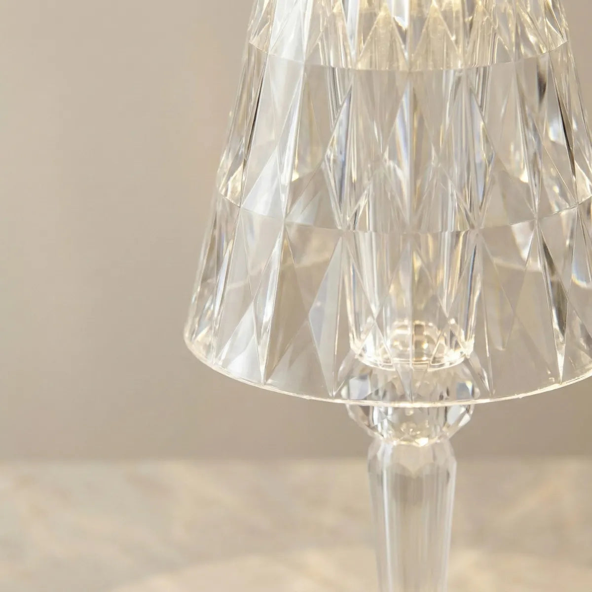 Close-up detalhado da cúpula do abajur mostrando a textura de diamante facetado que imita cristal, destacando a transparência e o brilho do material.