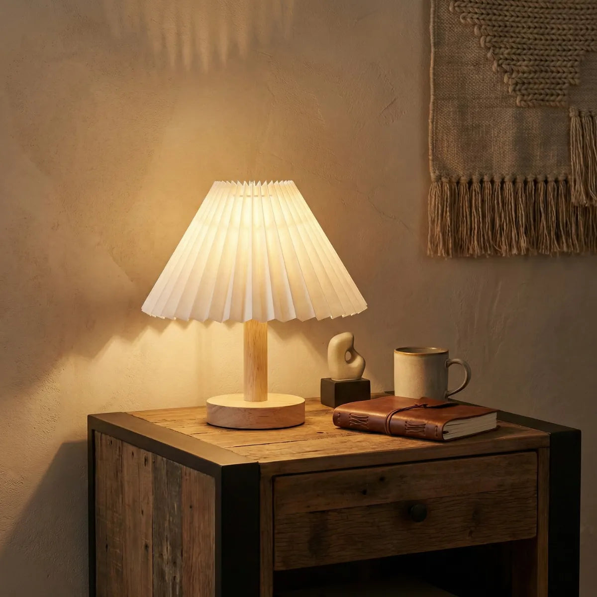 Abajur de mesa Japandi iluminando mesa de cabeceira rústica com livro e caneca em ambiente relaxante.