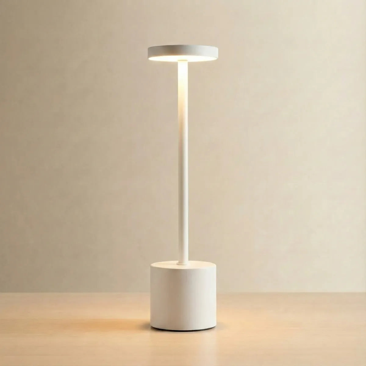 Luminária de mesa Allure com acabamento branco fosco (White Matte), design minimalista com base cilíndrica e linhas puras.