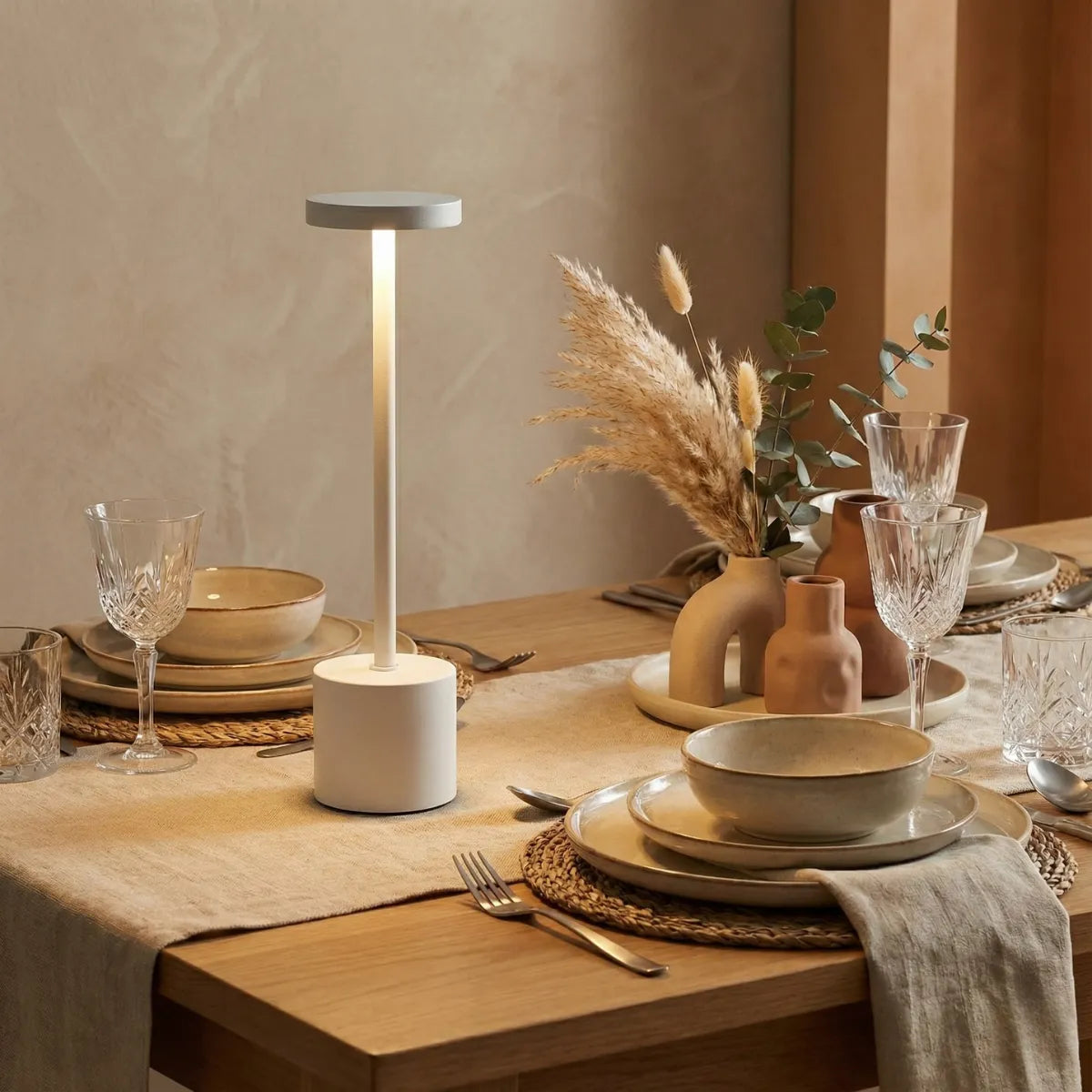 Mesa de jantar posta com luminária sem fio Allure Branca, compondo decoração escandinava com tons neutros e cerâmica artesanal.