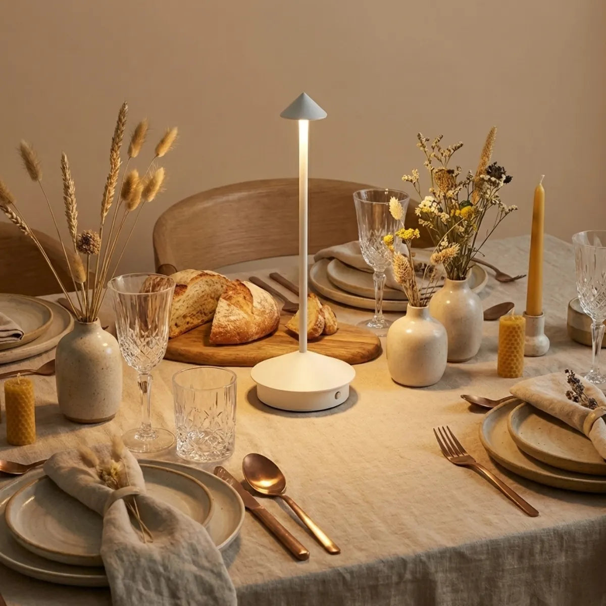 Luminária de mesa posta Apollo branca em jantar sofisticado com toalha de linho, taças de cristal e arranjos florais secos.