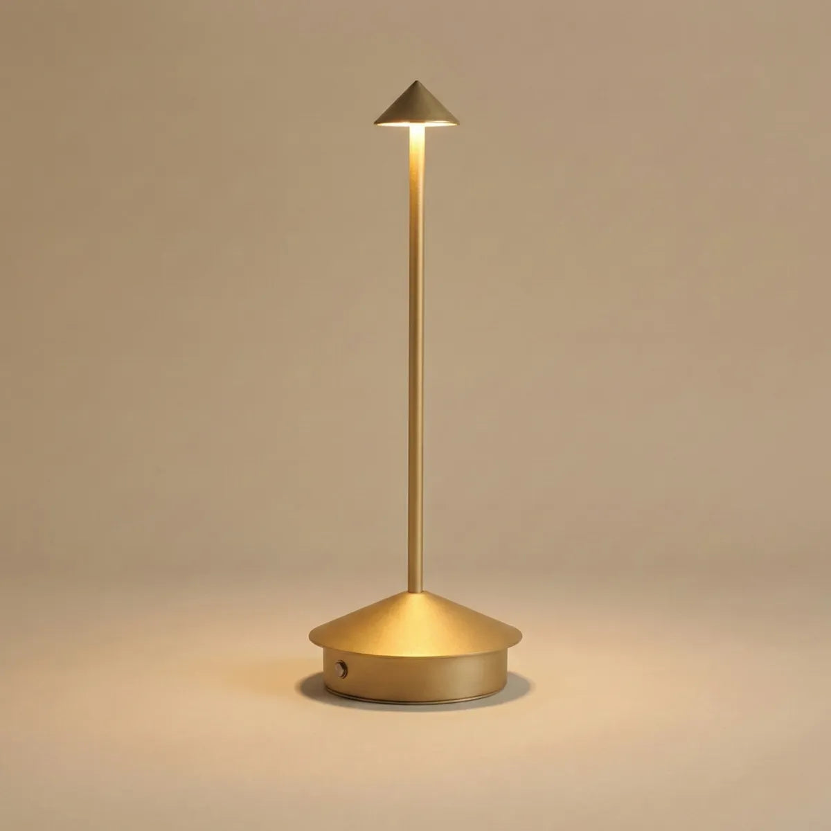 Luminária de mesa minimalista Apollo na cor dourada com design moderno sem fio isolada em fundo neutro.