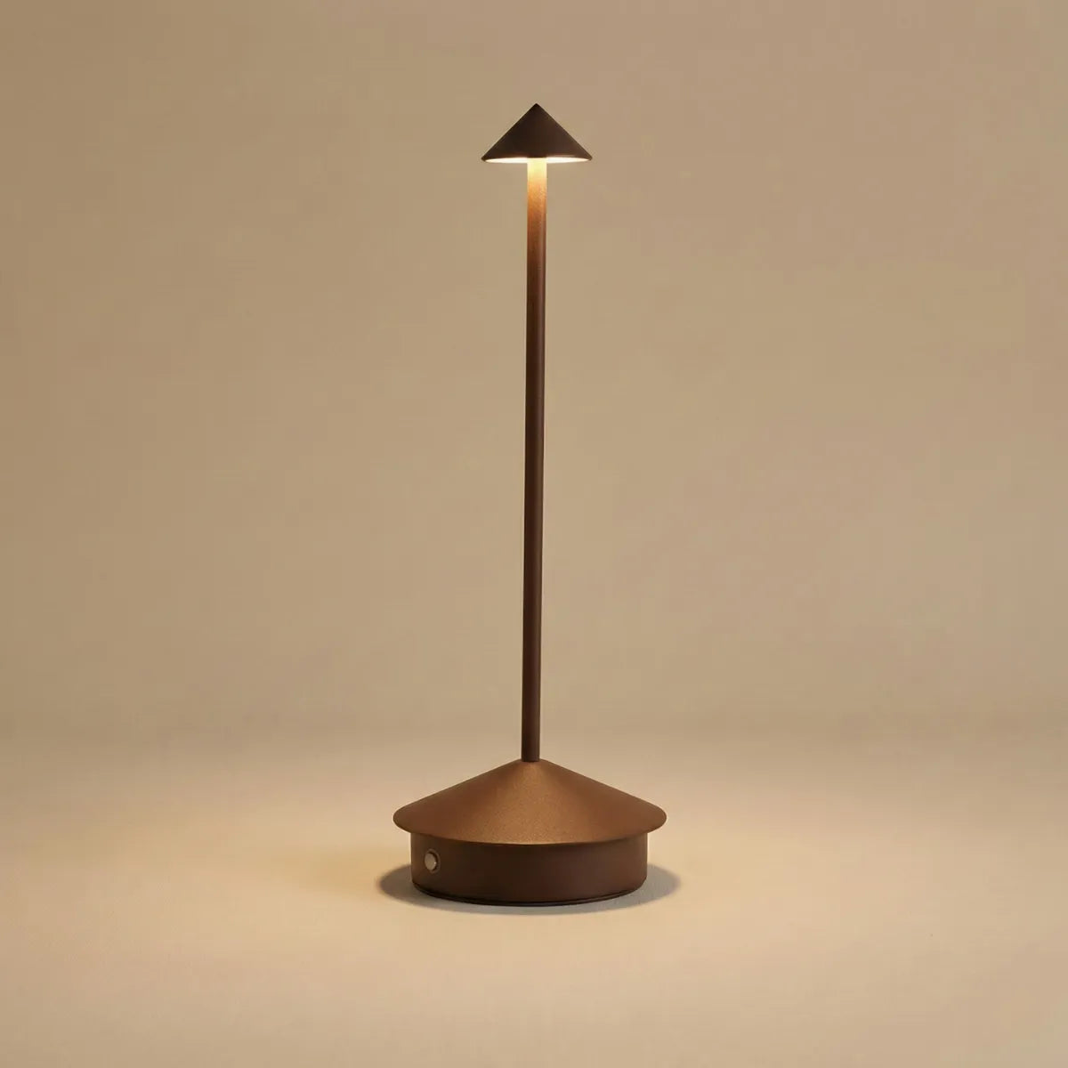 Luminária de mesa minimalista Apollo na cor marrom com design moderno sem fio isolada em fundo neutro.