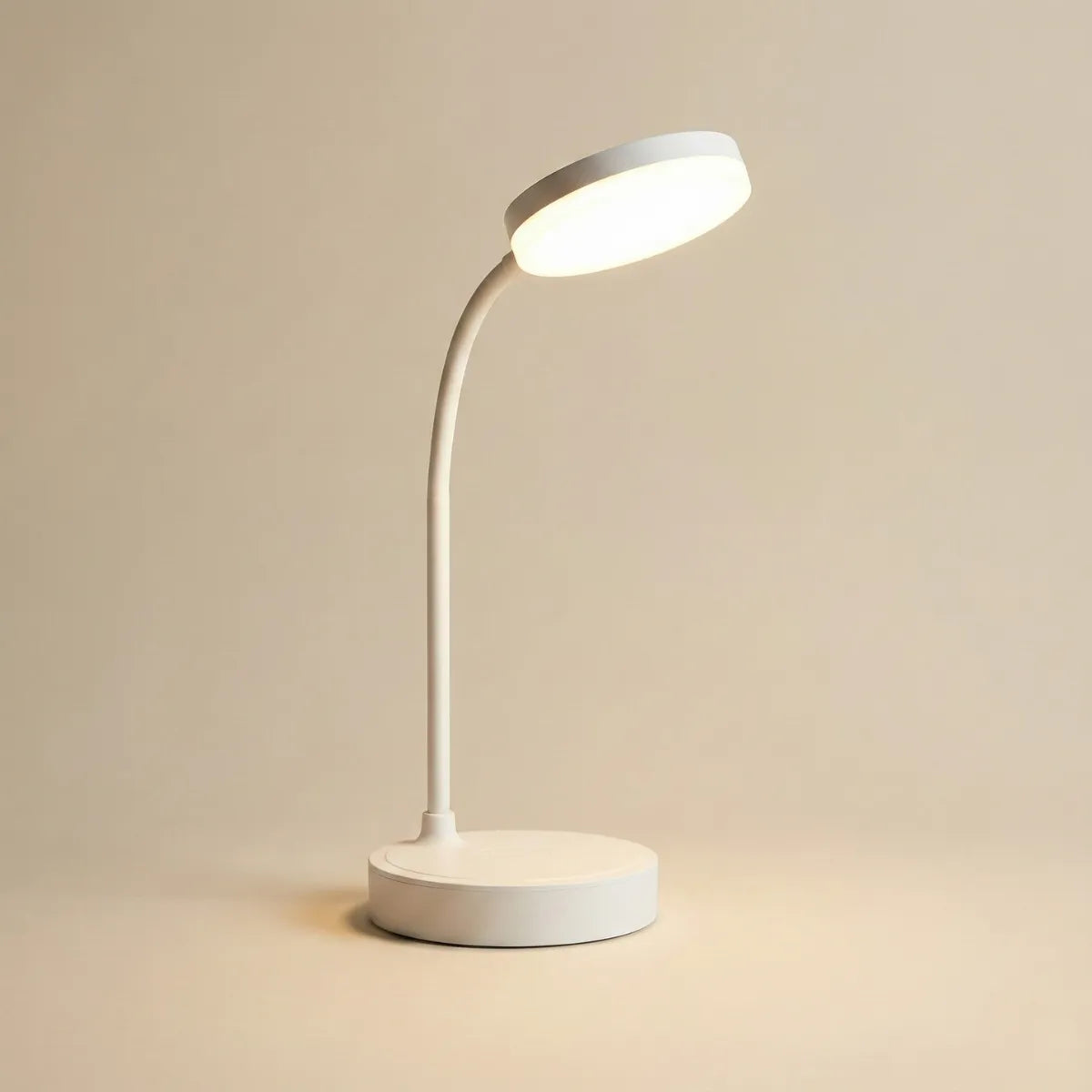 Luminária de Mesa Arcus Branca com design minimalista, haste flexível e base redonda, fotografada em fundo bege neutro estilo estúdio.