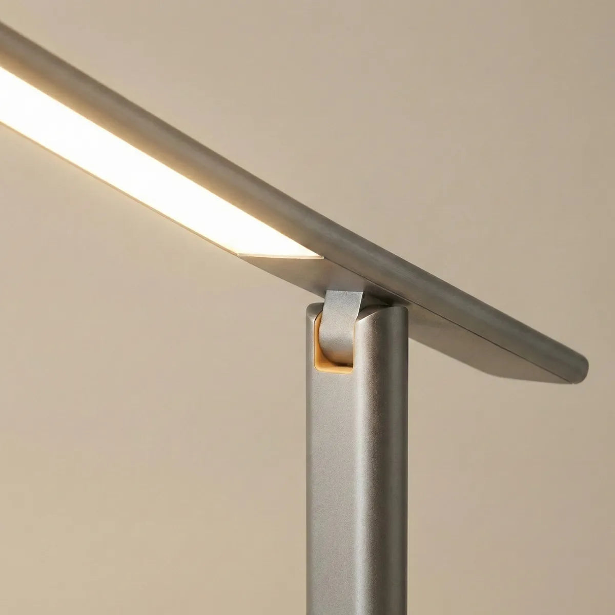 Detalhe da haste articulável e acabamento metálico fosco da luminária de mesa Baseus cinza com foco no design tecnológico.