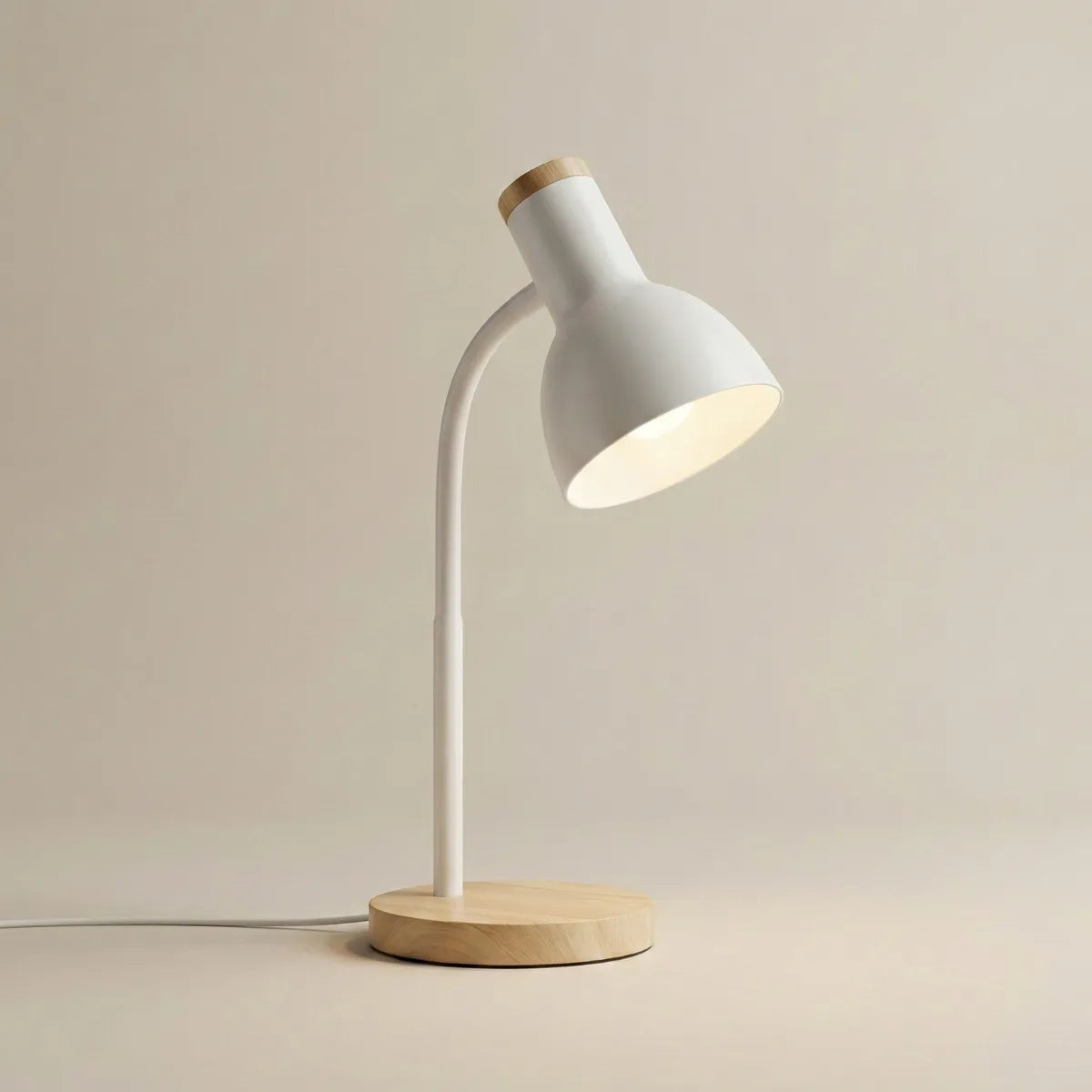 Luminária de mesa articulada Locus branca com base e detalhe em madeira estilo escandinavo isolada em fundo neutro.