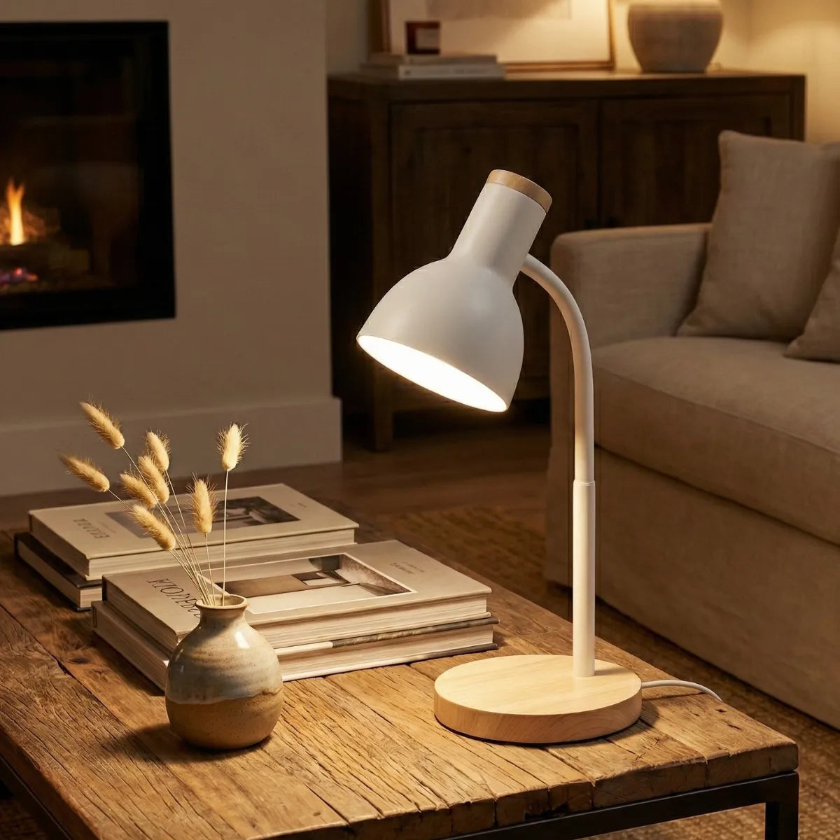 Luminária de mesa Locus branca decorando mesa de centro rústica em sala de estar confortável com sofá bege.