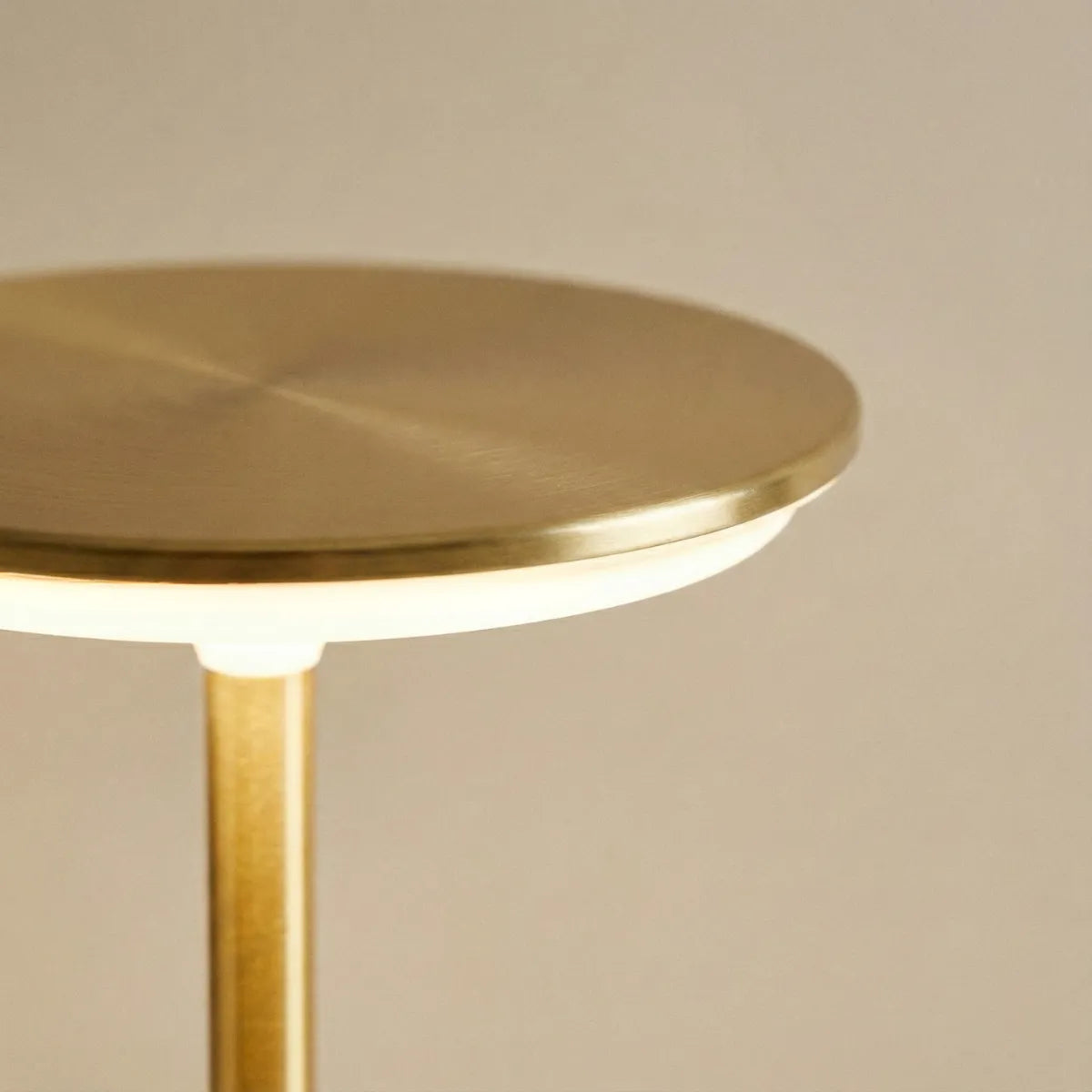 Close-up do topo da luminária Majestic Gold, destacando o acabamento refinado em metal dourado fosco e a iluminação LED difusa sob a aba.