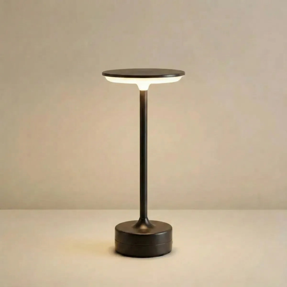 Luminária de mesa minimalista Majestic na cor preta com design moderno sem fio e iluminação LED em fundo neutro.