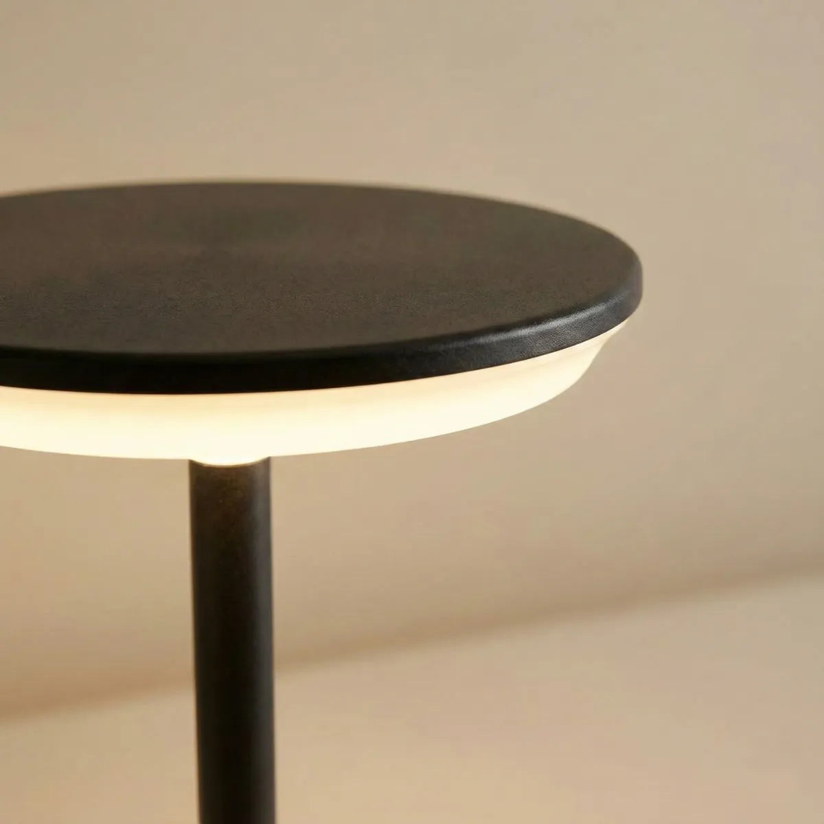 Detalhe do acabamento preto fosco e design da cúpula da luminária de mesa Majestic com iluminação LED confortável.