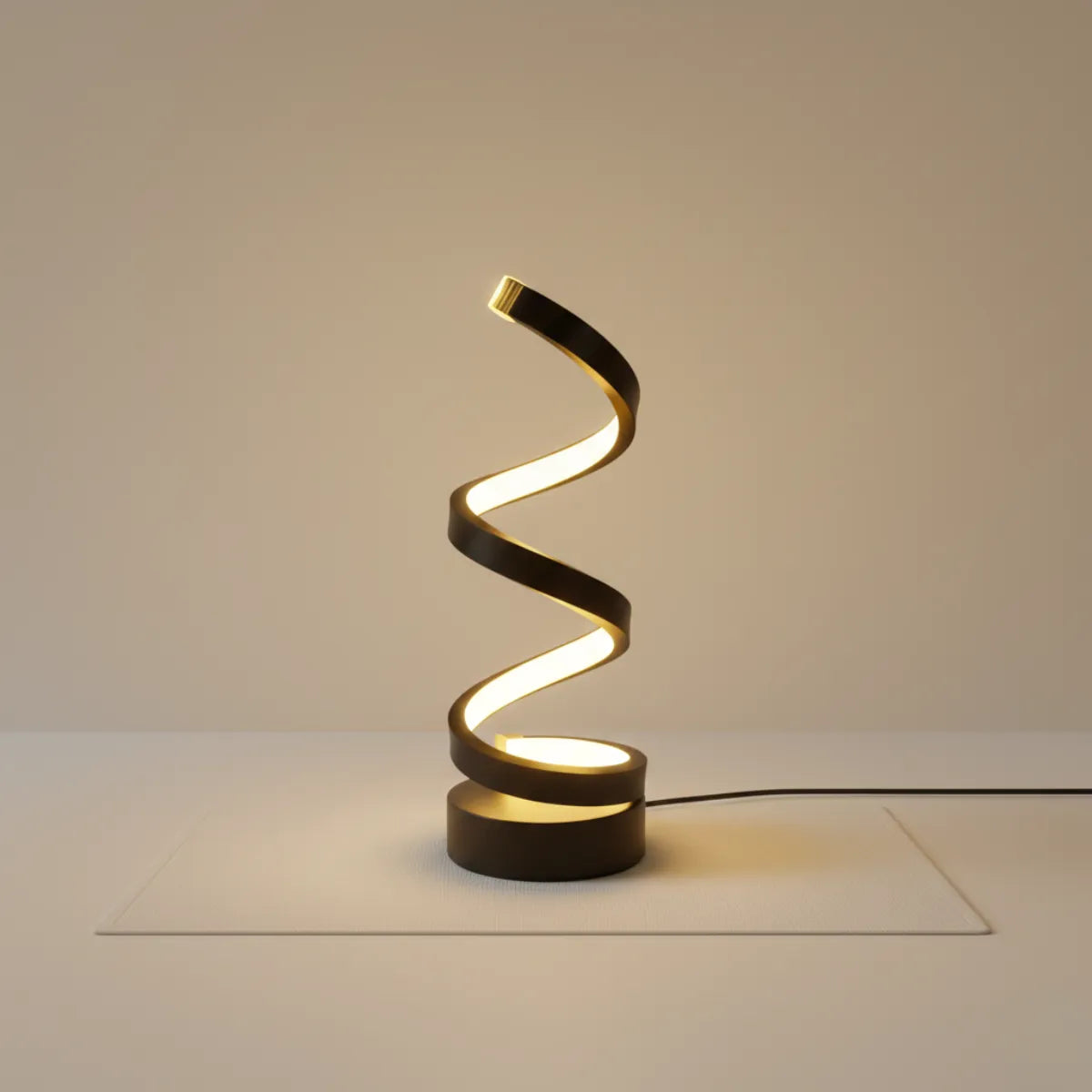 Luminária de mesa LED Zenite com design moderno de fita espiral vertical preta, isolada em fundo claro para destaque do produto.