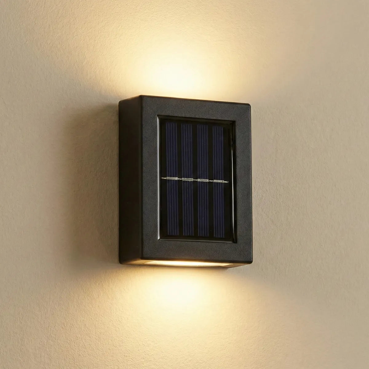Arandela externa solar LED preta com design retangular minimalista e iluminação bidirecional (cima e baixo) em parede neutra.