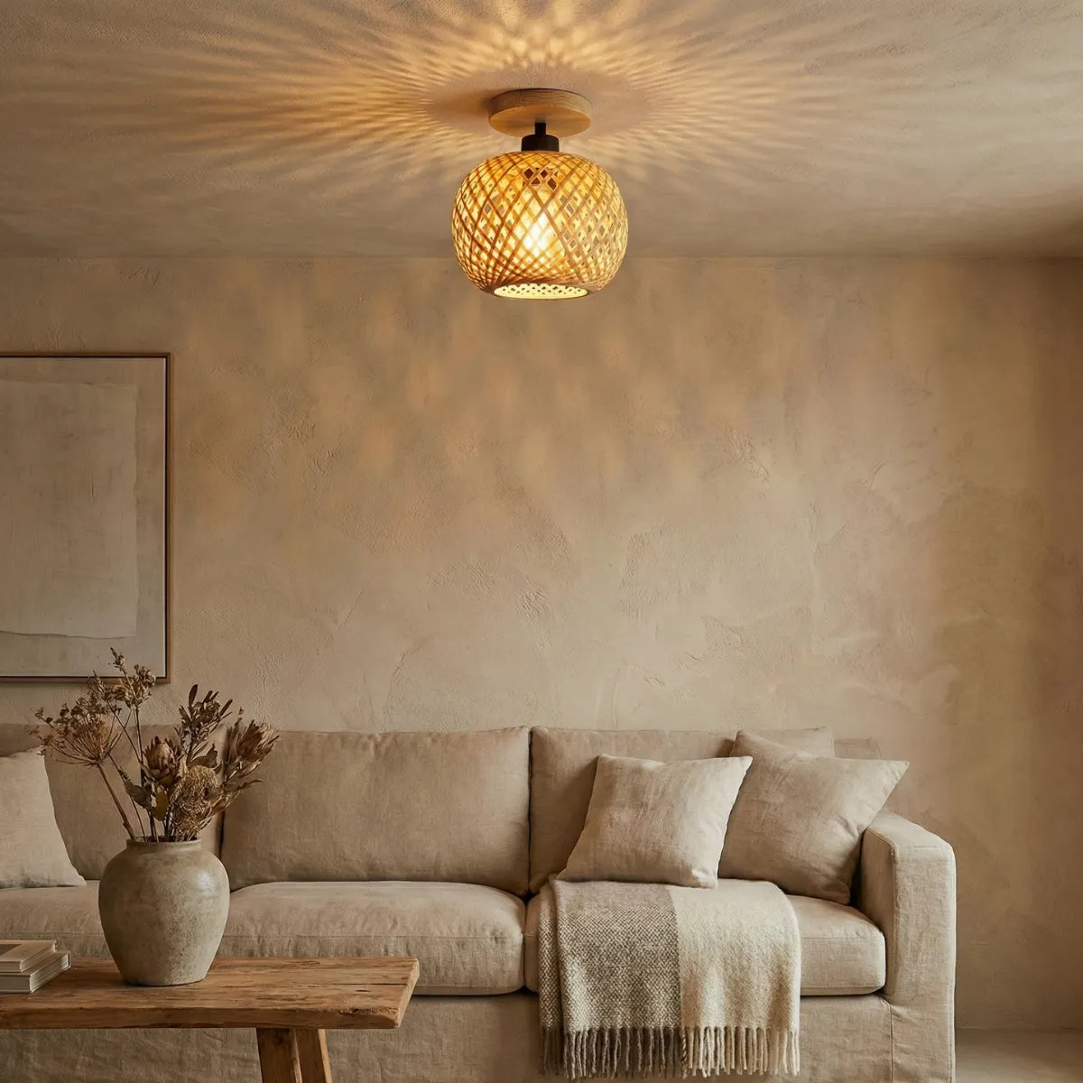 Luminária de teto Bambu Fibrato projetando padrões radiais de luz e sombra em sala de estar minimalista com sofá bege e tons terrosos.