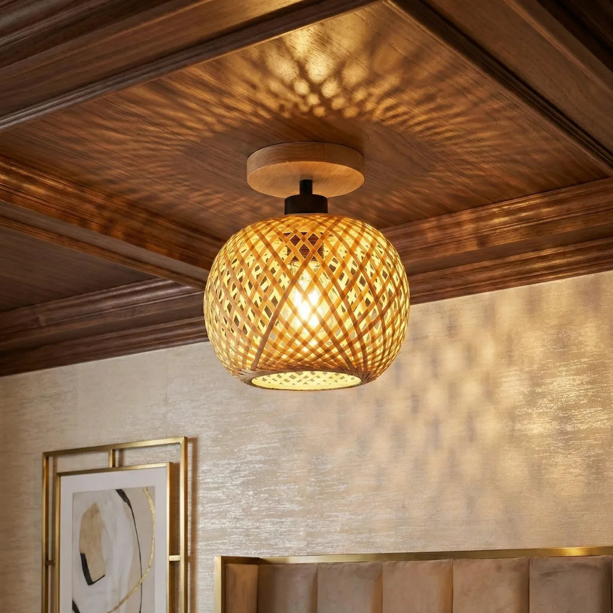 Luminária de teto em bambu Fibrato instalada em forro de madeira trabalhado, criando um ambiente clássico e acolhedor.