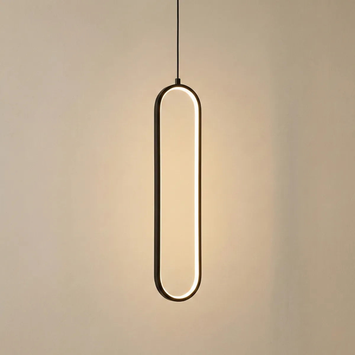 Luminária de teto pendente Elo preta com design oval minimalista e iluminação LED interna isolada em fundo neutro.