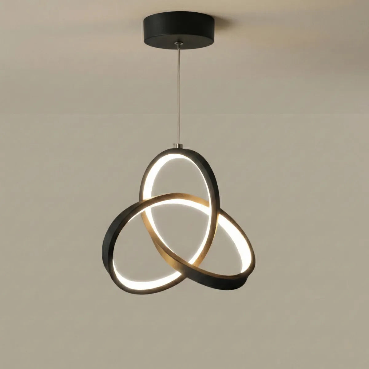 Luminária pendente LED Eternity preta com design moderno de três anéis entrelaçados isolada em fundo neutro.