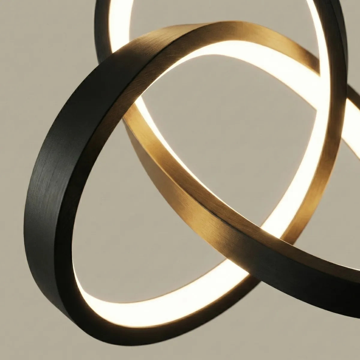 Detalhe do acabamento em alumínio preto escovado e da iluminação LED contínua nos anéis da luminária pendente Eternity.
