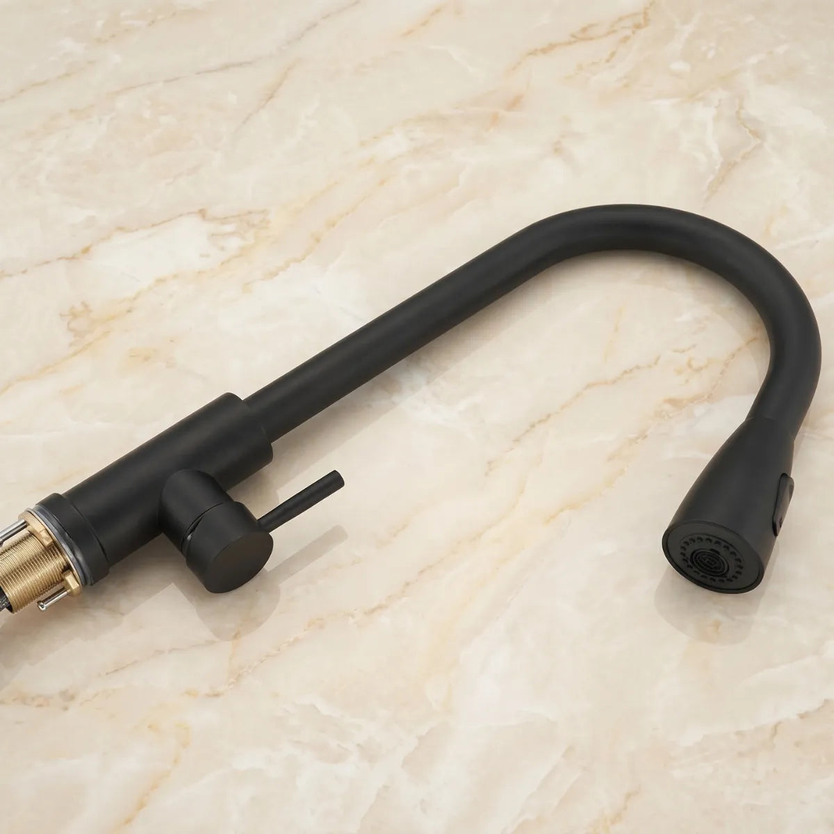 Torneira para cozinha gourmet preta matte Basalto desmontada sobre mármore, exibindo bica extensível com mangueira flexível e bocal multifunção removível.