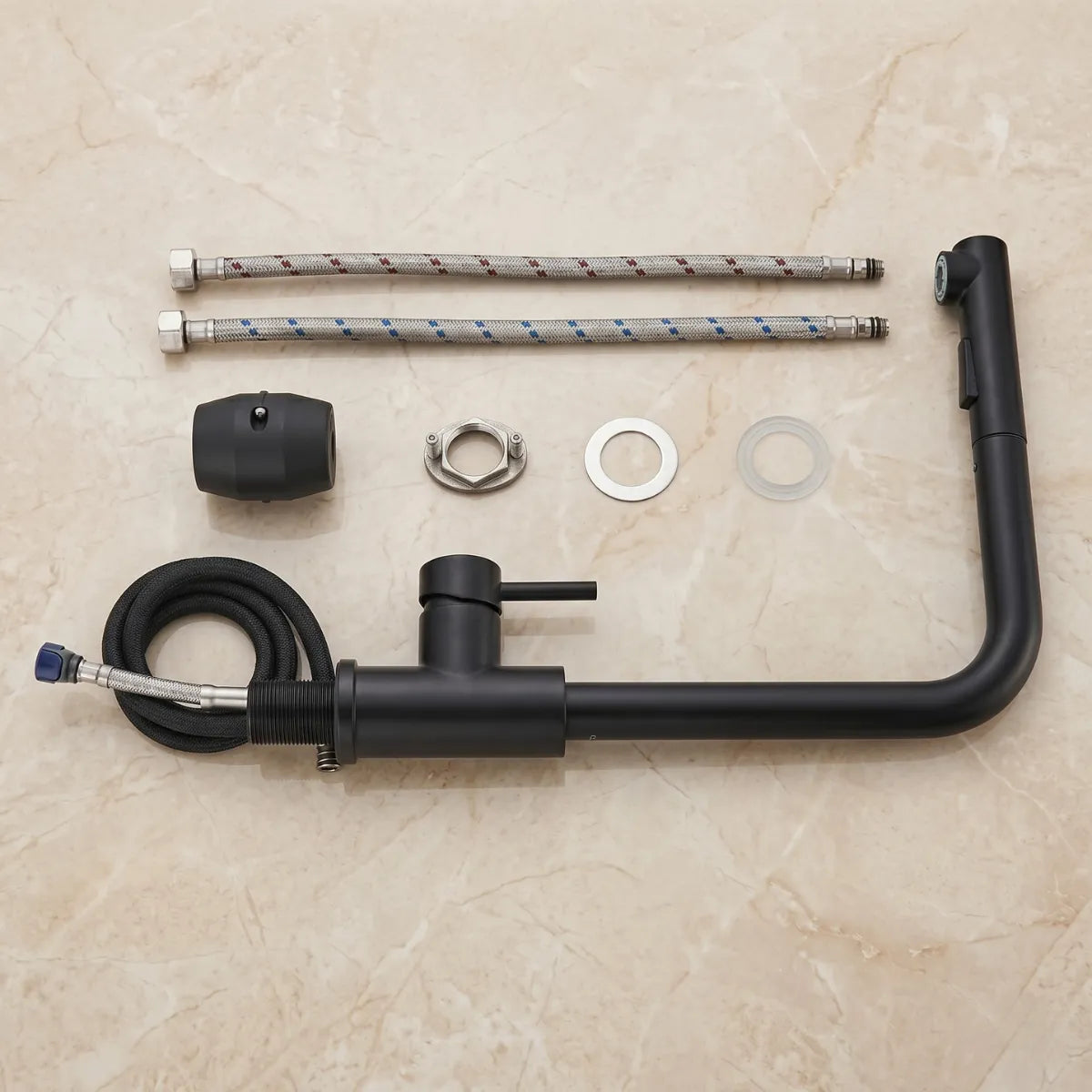 Kit completo da torneira para cozinha extensível preta Noir desmontada sobre mármore, com corpo angular, mangueira trançada interna, ducha retrátil, mangueiras de alimentação, porca de fixação e vedações inclusas.
