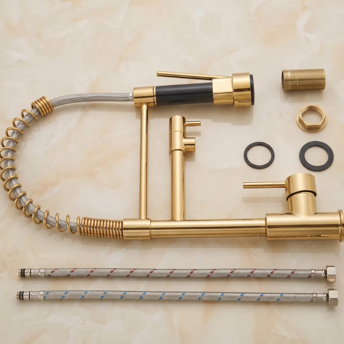 Kit completo da torneira para cozinha flexível dourada Bocuse desmontada, com mola espiral bicolor, ducha bicolor ouro e preto, corpo articulado, mangueiras trançadas, parafusos e vedações.