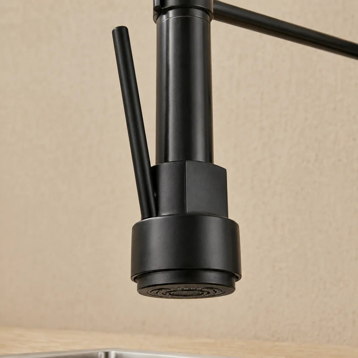 Detalhe do bocal da torneira para cozinha flexível preta Bocuse, com cabeça giratória multifunção em acabamento matte e alavanca de seleção de jato.