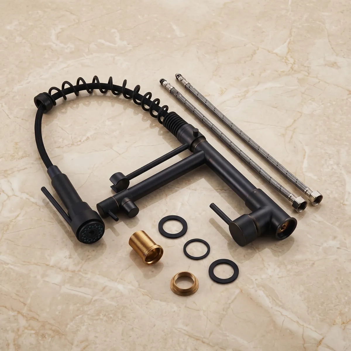 Kit completo da torneira para cozinha monocomando preta desmontada, com mola, ducha, mangueiras trançadas, vedações e conexões de latão expostas sobre superfície de mármore.