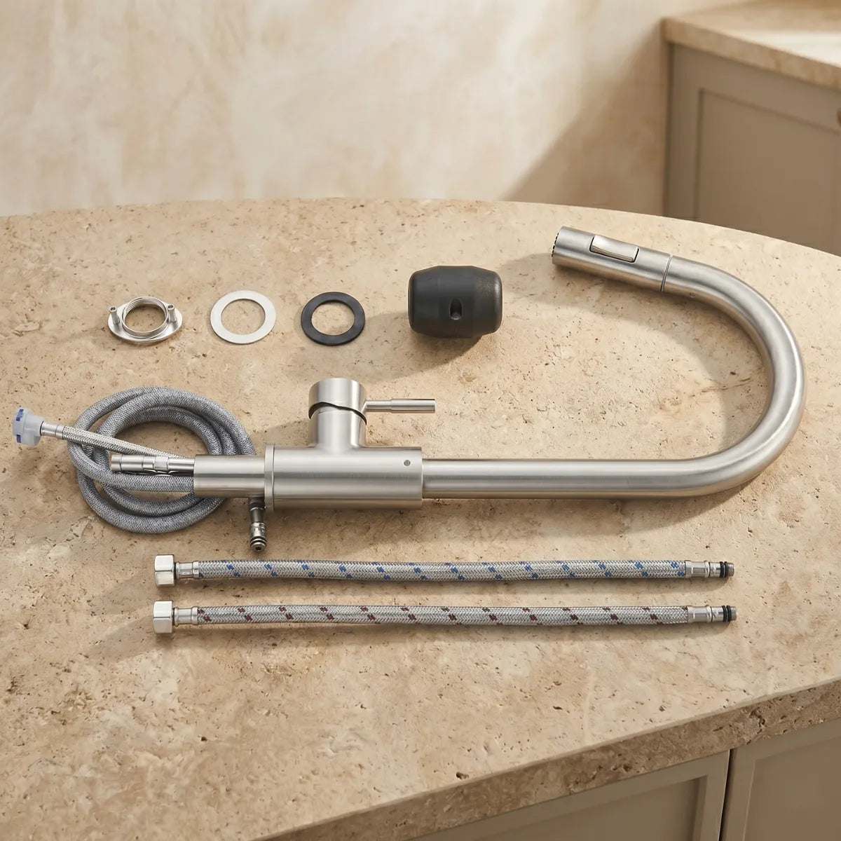 Kit completo da torneira para cozinha extensível inox desmontada, exibindo corpo, ducha retrátil, mangueiras trançadas, vedações e acessórios de instalação sobre bancada de mármore.