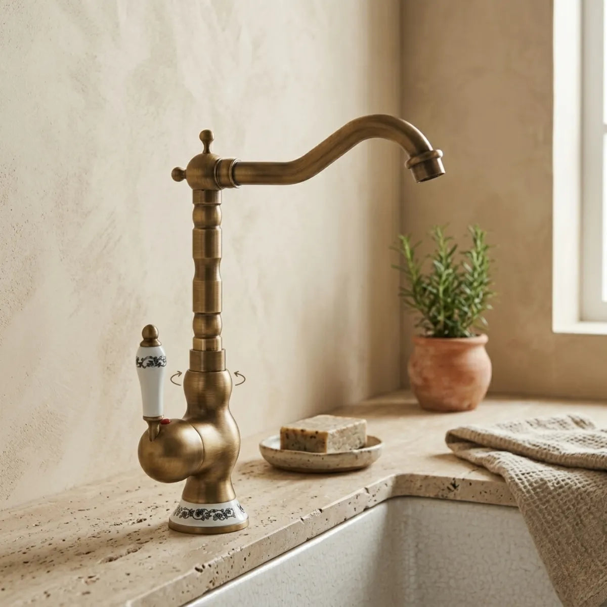 Imagem de uma torneira para cozinha de latão em modelo clássico na cor dourado envelhecido em pia de cozinha rústica arejada e com luz solar