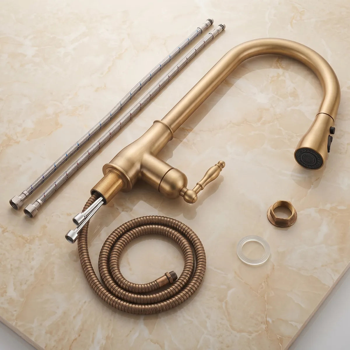 Torneira vintage dourada com ducha retrátil desmontada com mangueira extensível e acessórios de instalação sobre superfície de mármore