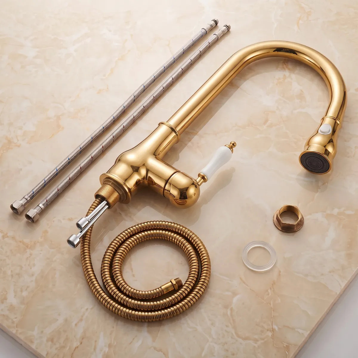 Torneira vintage dourada polida desmontada com mangueira extensível dourada e acessórios de instalação sobre superfície de mármore