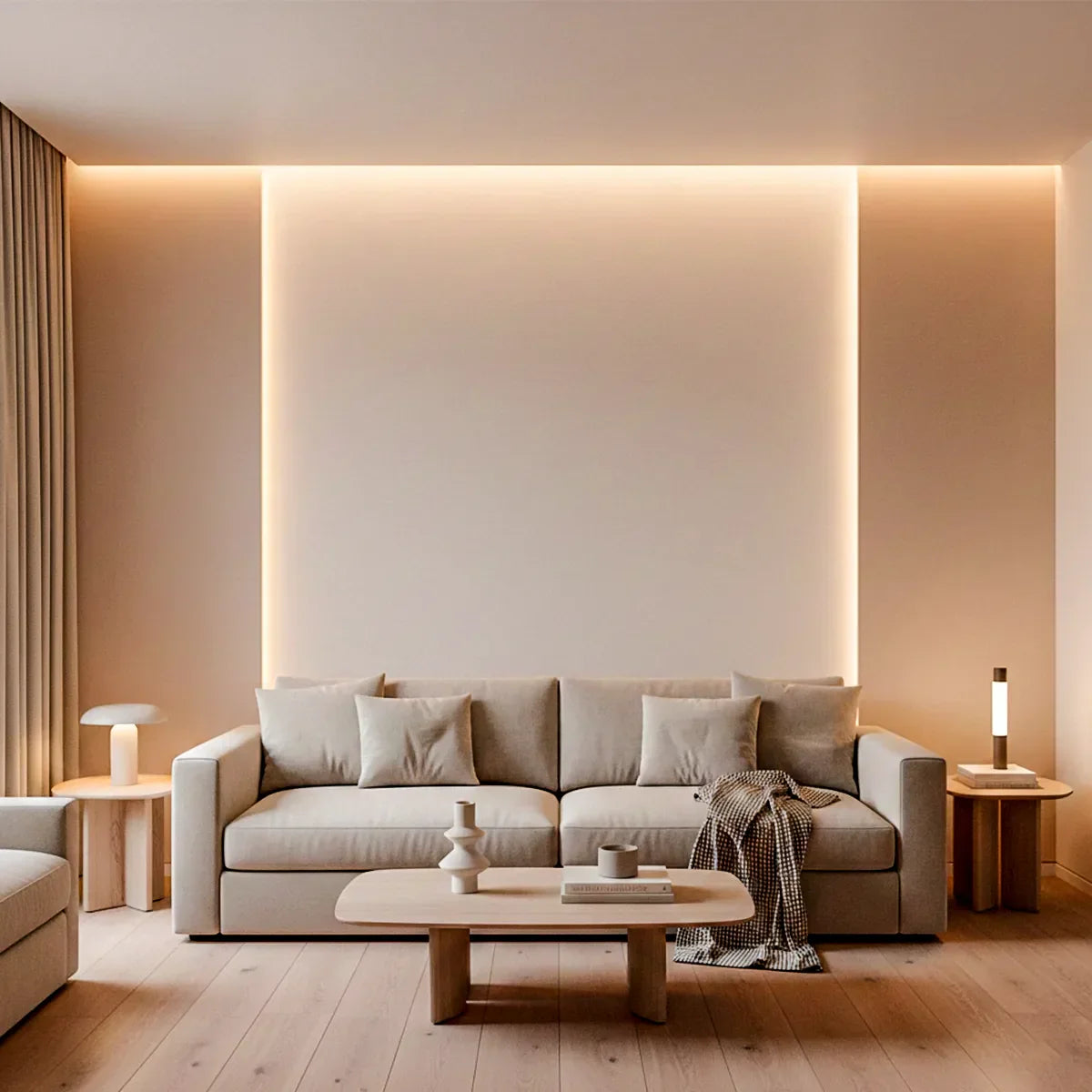 Sala de estar minimalista com iluminação arquitetural em fitas de LED verticais nas paredes (sanca), sofá cinza de linhas retas e mesa de centro baixa em madeira clara.