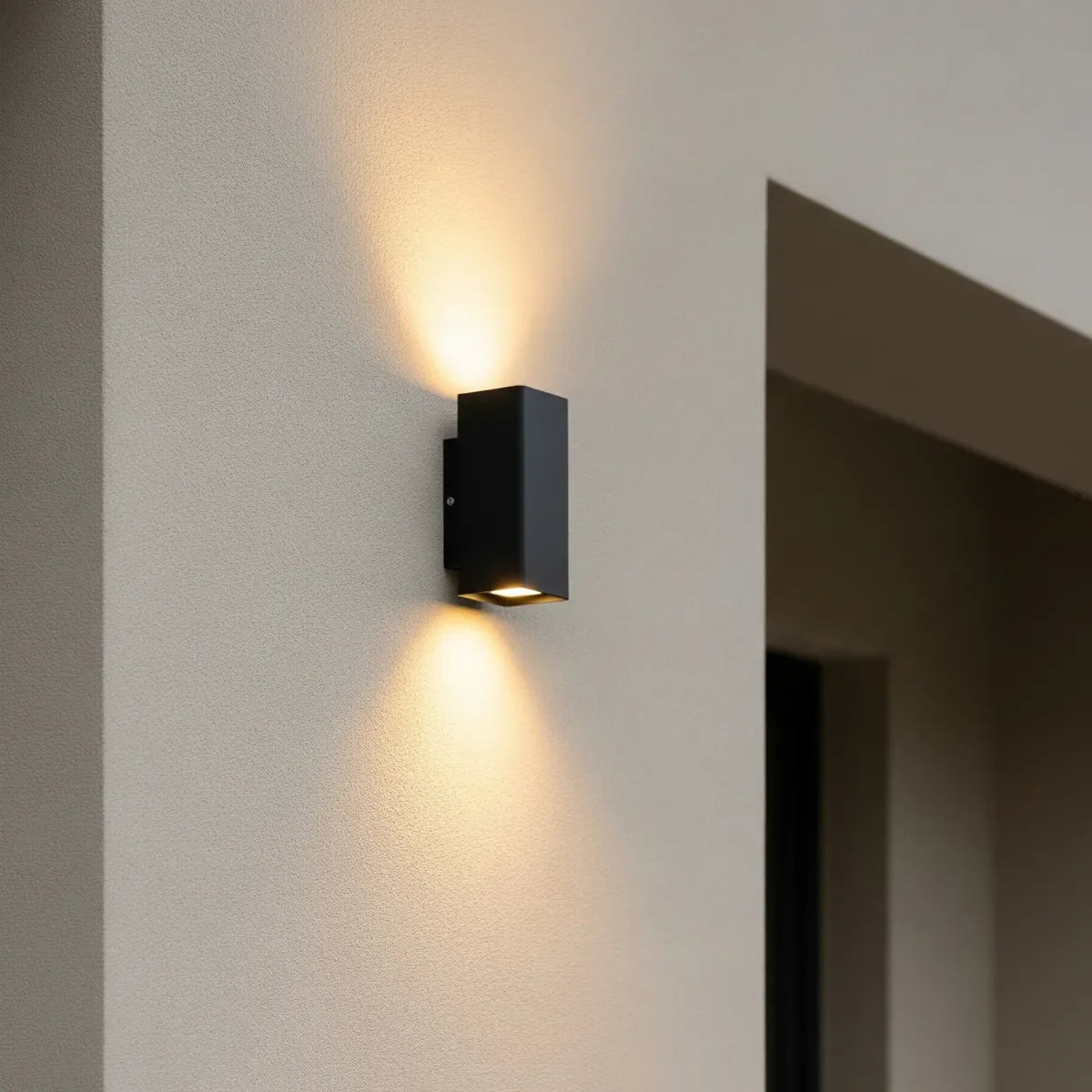 arandela-externa-preta-iluminando-luz-quente
