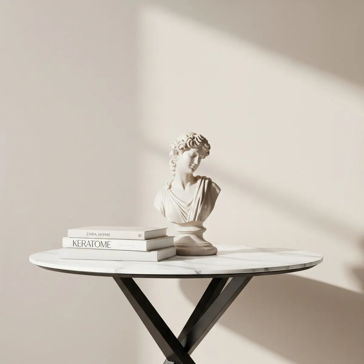 escultura-decorativa-branca-sobre-mesa-redonda
