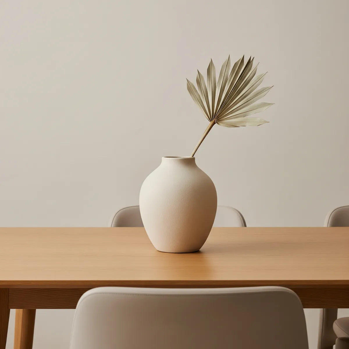 vaso-de-ceramica-sobre-mesa-de-jantar