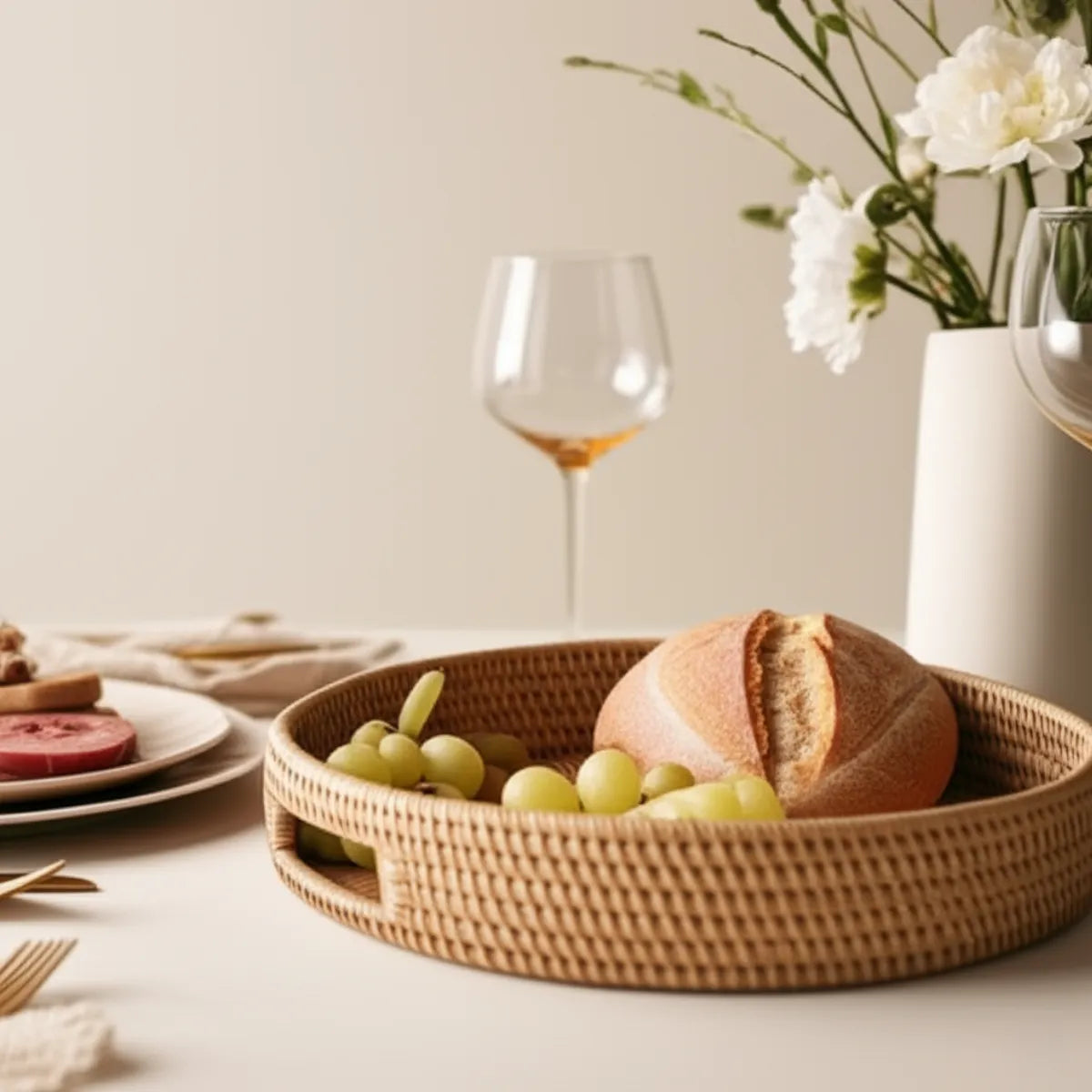 bandeja-decorativa-cesto-de-vime-redondo-tecido-a-mao-modernize-foto-cesto-em-mesa-posta-luxuosa-branco-claro-limpo