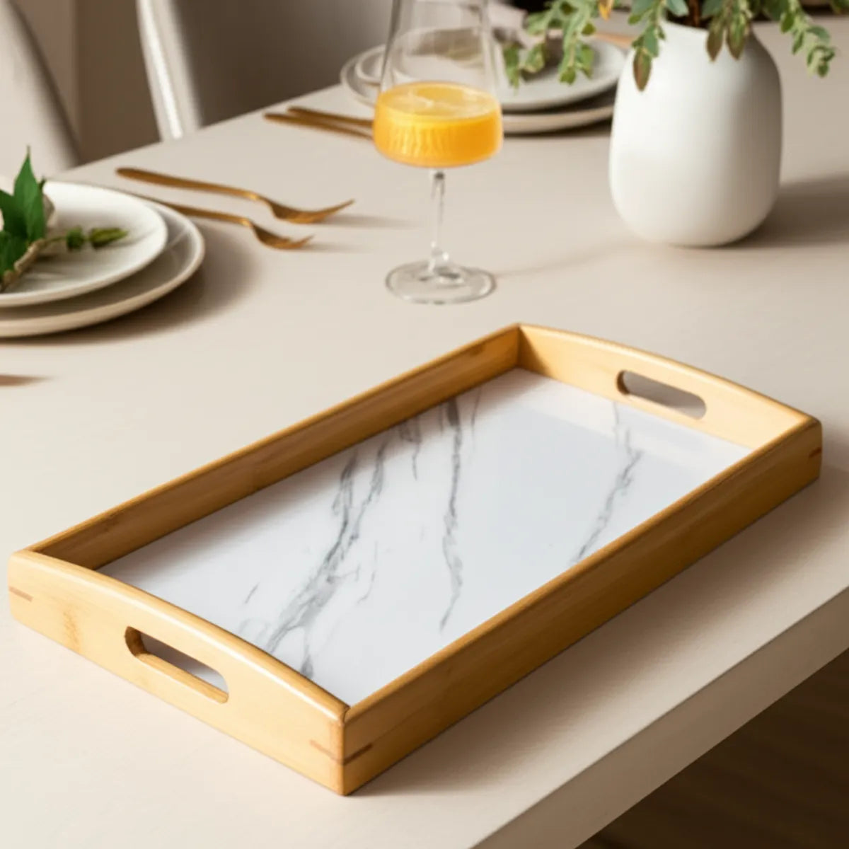 bandeja-decorativa-de-bambu-marmorizada-ravelle-modernize-foto-bandeja-em-mesa-branca-ambiente-claro-arejado