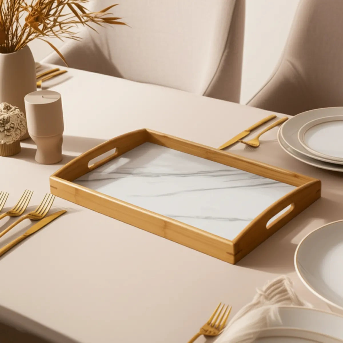 bandeja-decorativa-de-bambu-marmorizada-ravelle-modernize-foto-bandeja-em-mesa-posta-branca-ambiente-claro-arejado