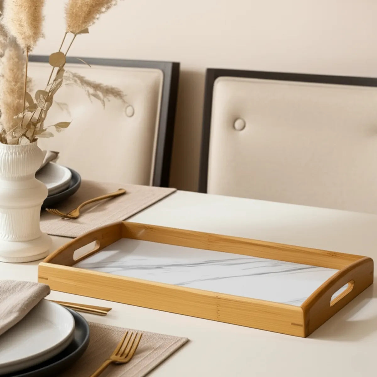 bandeja-decorativa-de-bambu-marmorizada-ravelle-modernize-foto-lateral-bandeja-em-mesa-branca-ambiente-claro-arejado