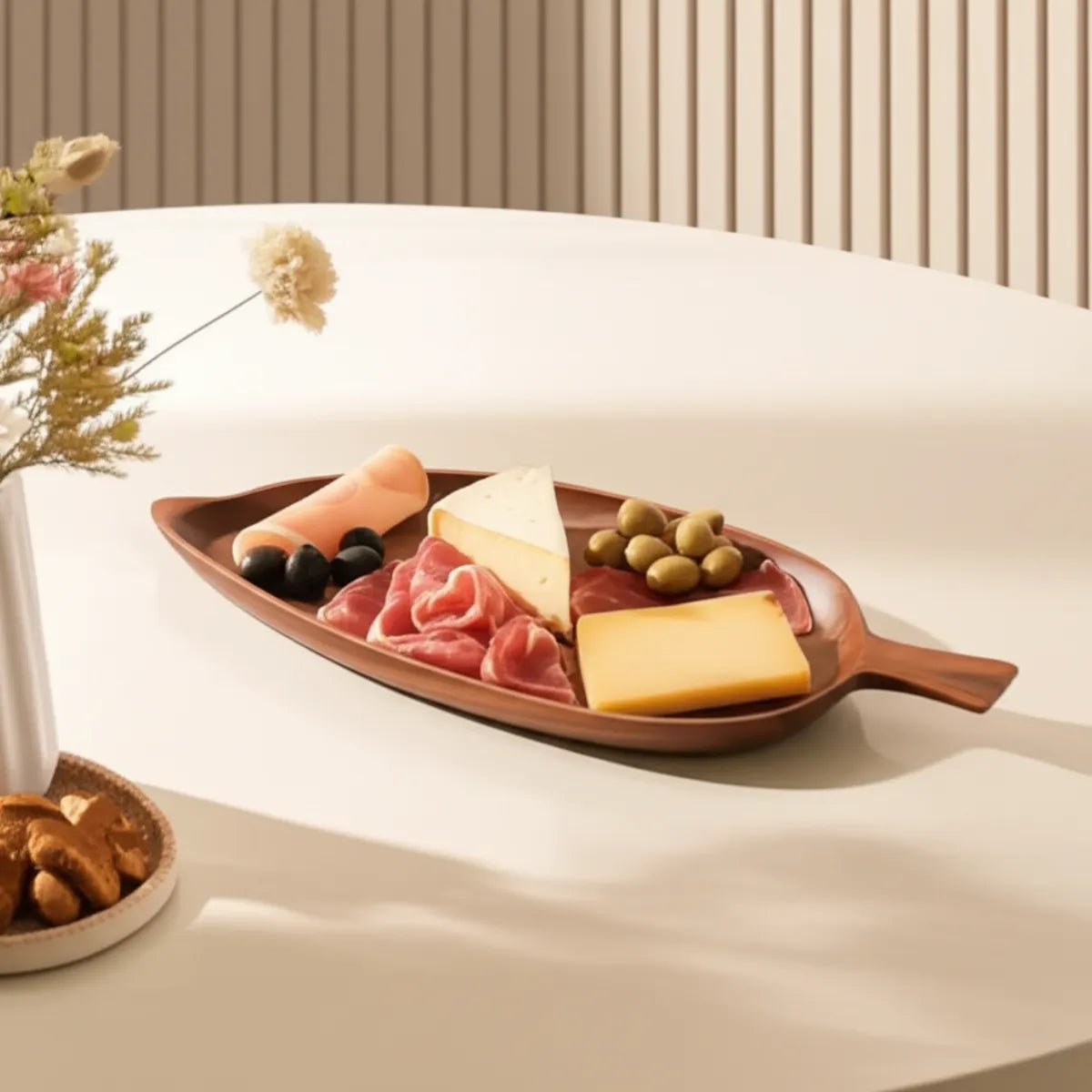 bandeja-decorativa-de-madeira-rustica-folha-modernize-foto-bandeja-com-aperitivos-sobre-mesa-moderna-ambiente-claro-bege