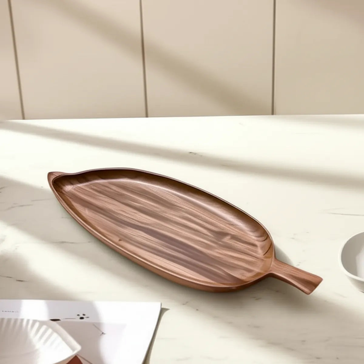 bandeja-decorativa-de-madeira-rustica-folha-modernize-foto-bandeja-sobre-mesa-marmore-moderna-ambiente-claro-bege