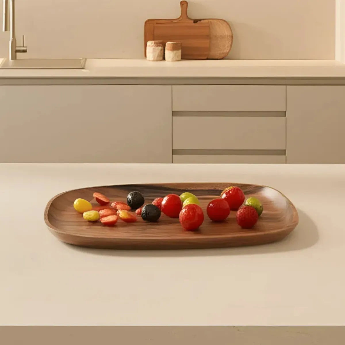 bandeja-decorativa-organica-de-madeira-macica-larga-modernize-foto-lateral-bandeja-com-frutas-em-mesa-de-cozinha-moderna-bege-ambiente-claro