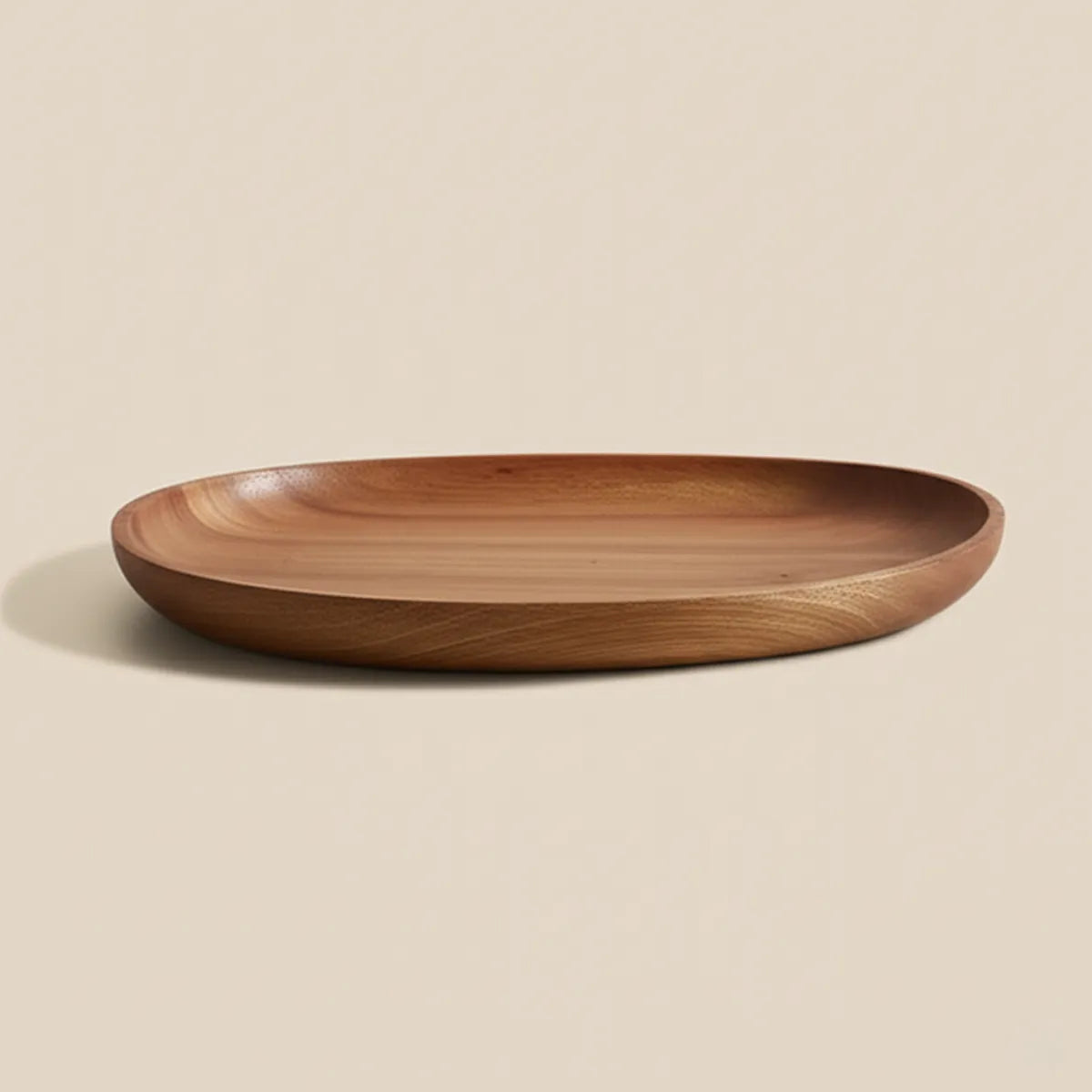 bandeja-decorativa-organica-de-madeira-macica-oval-modernize-foto-lateral-bandeja-em-ambiente-claro-fundo-bege