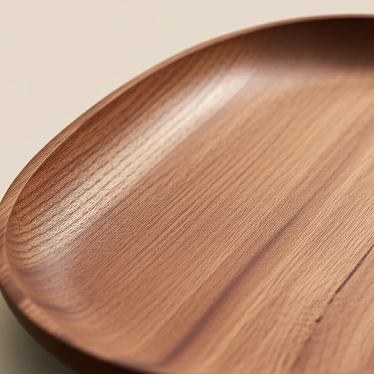 bandeja-decorativa-organica-de-madeira-macica-oval-modernize-foto-detalhe-bandeja-em-ambiente-claro-fundo-bege